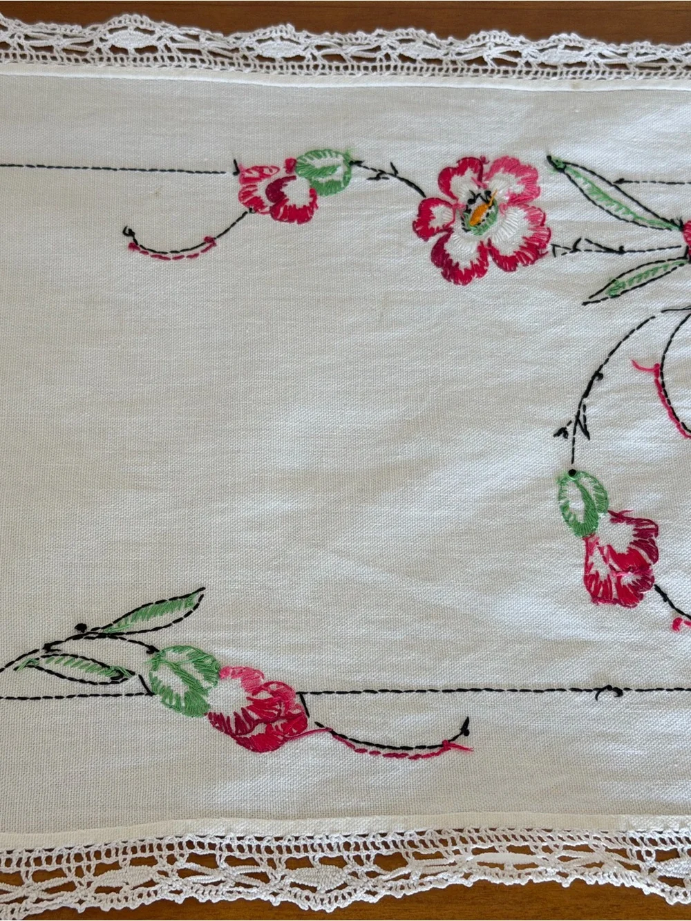 Vintage Embroidered White Floral Table Runner with Crotchet Lace Trim 38”/13,5”